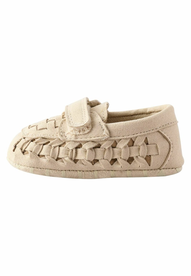 Chaussure bébé beige avec un design en cuir tissé et une fermeture à bride Velcro unique sur fond blanc.