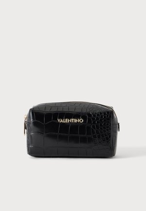 Μαύρο καλλυντικό νεσεσέρ Valentino με υφή κροκόδειλου και χρυσλό φερμουάρ σε μονόχρωμο ανοιχτό φόντο.