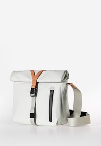 Hellegraue Rolltop-Tasche aus strapazierfähigem Material, mit einem Lederakzentriemen, verstellbarem Stoff-Schultergurt und einer seitlichen Reißverschlusstasche.