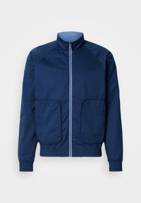 Ναυτικό μπλε ελαφρύ μπουφάν με ψηλό γιακά, κλείσιμο με φερμουάρ, δύο μπροστινές τσέπες και ελαστικούς καρπούς και στρίφωμα. Λεπτή υφή, casual σχέδιο.