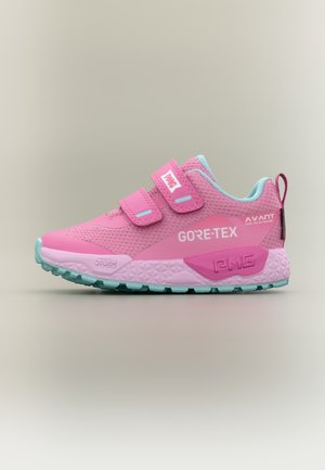 Rožiniai Gore-Tex sportbačiai su tirkizine padu ir pamušalu, dviem lipdukinėmis juostelėmis ir tekstūruotu dizainu, prieš neutralią foną.