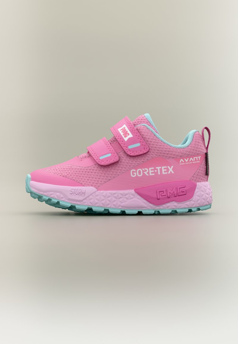 Ροζ αθλητικό παπούτσι Gore-Tex με τουρκουάζ σόλα και επένδυση, δύο λουριά με βέλκρο και υφή, τοποθετημένο σε ουδέτερο φόντο.