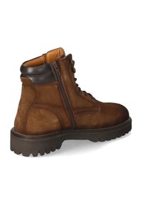 Brązowe zamszowe botki za kostkę z skórzanym kołnierzem, bocznym zamkiem błyskawicznym oraz grubą gumową podeszwą z textured pattern.