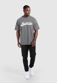 Smilodox UNISEX MACEY FRONT PRINT - Camiseta estampada - anthrazit melange