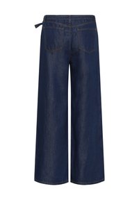 Tmavě modré džínové široké kalhoty s dvěma zadními kapsami a malým švem na levé straně.