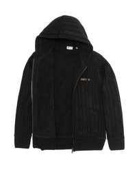 Schwarzer Kapuzenpullover mit Reißverschluss, außen gerippt und innen mit weichem Fleece gefüttert. Verfügt über eine Kapuze und Seitentaschen; auffälliges Logo auf der Brust.