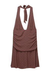 Robe brune avec un décolleté en V profond, cravate halter, fronces à la taille, et un motif à pois rouges, tissu fluide avec une légère drapé.