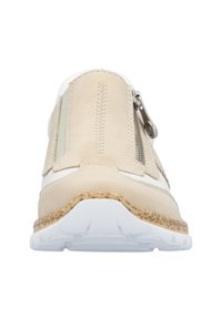 Chaussure slip-on beige avec des panneaux en daim et en maille, dotée d'une fermeture éclair sur le côté et d'une semelle blanche texturée pour une meilleure adhérence.