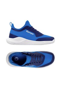 Scarpe sportive blu con un mix di materiali sintetici blu scuro e chiaro, tessuto testurizzato e una suola in gomma bianca. Presentano lacci e branding.