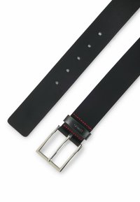 Ceinture en cuir noir avec un design épuré, boucle rectangulaire en argent et surpiqûre rouge le long du bord. Plusieurs trous d'ajustement inclus.