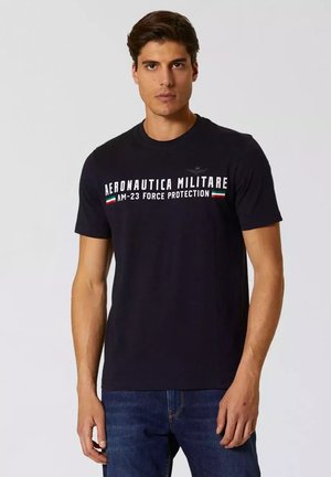 T-shirt in cotone blu scuro con testo bianco e verde: "Aeronautica Militare AM-23 Force Protection", con una texture liscia e scollatura a girocollo.