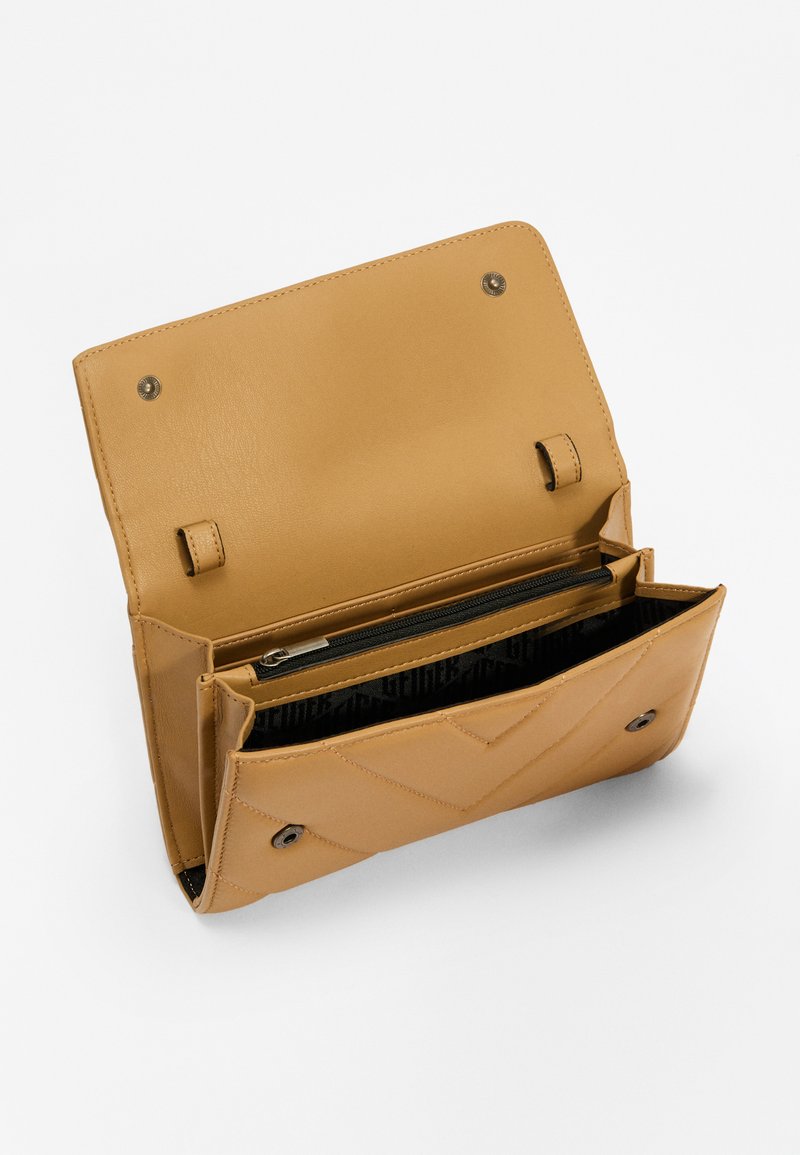 Pochette en cuir tan avec un design d'enveloppe, comprenant deux compartiments et une poche zippée. L'extérieur présente un motif matelassé et des fermetures à pression.