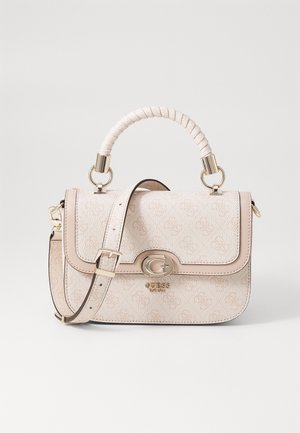 Bolso beige de Guess con acabado texturizado, asa superior envuelta, correa de hombro ajustable y hebilla "G" en tono dorado en la solapa frontal.