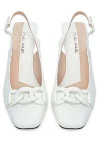 Paire de chaussures slingback en cuir blanc avec bouts carrés et détail chaîne épaisse sur le devant, étiquetées Cesare Gaspari à l’intérieur.
