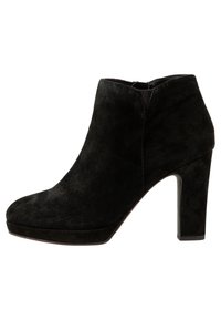 Bottine en daim noir avec un bout arrondi, plateforme dissimulée et un haut talon épais. Dotée d'un panneau élastique pour un enfilage facile.