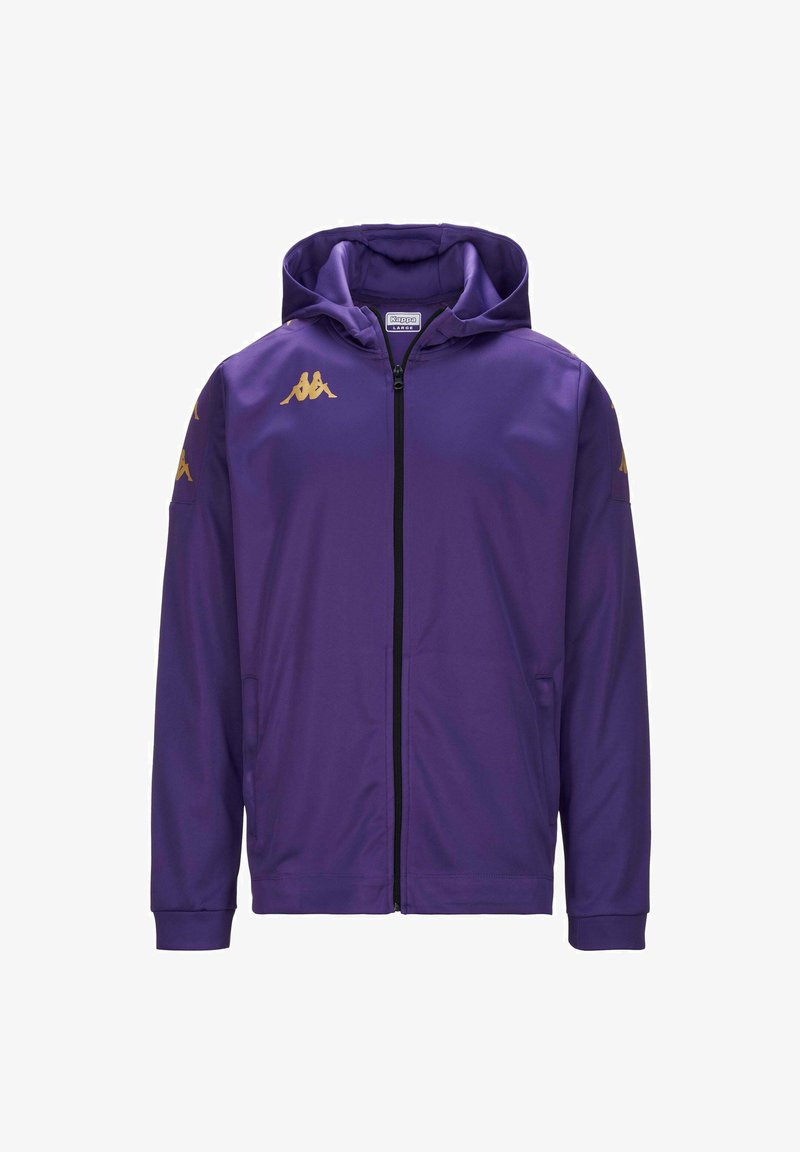 Giacca sportiva viola con cappuccio, zip completa e loghi Kappa dorati sulle spalle. Il tessuto è liscio e leggermente lucido. Due tasche laterali.