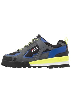 Low-Top Fila Sneaker mit schwarzen, grauen und blauen Elementen, neongelber Sohle und Schnürsenkeln sowie einer robusten schwarzen Außensohle.