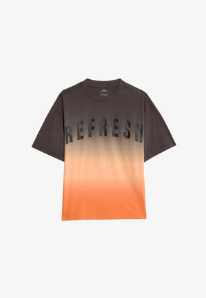 T-Shirt mit kurzen Ärmeln in dunkelgrauem und orangefarbenem Farbverlauf, mit großem schwarzen Schriftzug "REFRESH" auf der Brust, hergestellt aus weichem Baumwollmaterial.