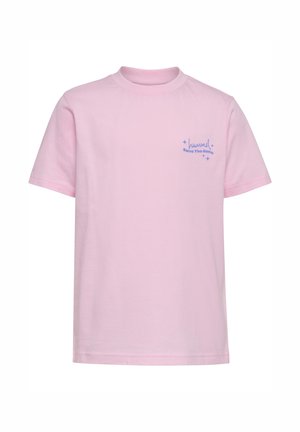Jasnoróżowy T-shirt z krótkim rękawem i okrągłym dekoltem, z małym niebieskim napisem „hummel Save The Game” oraz gwiazdkami na lewym biuście.