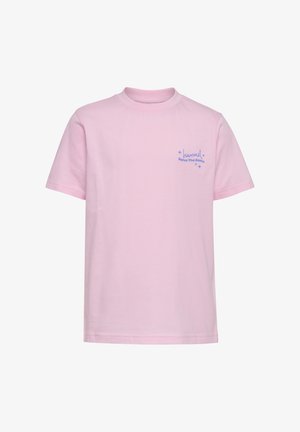 Jasnoróżowy T-shirt z krótkim rękawem i okrągłym dekoltem, z małym niebieskim napisem „hummel Save The Game” oraz gwiazdkami na lewym biuście.