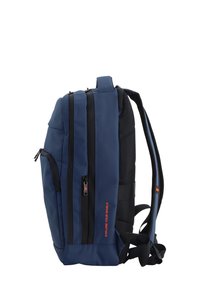 Zaino blu navy con due tasche frontali con zip, pannello in rete sul retro, spallacci imbottiti e dettagli testuali arancioni, "ESPLORA IL TUO MONDO."