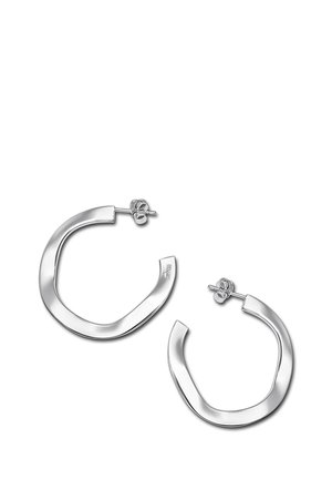 Boucles d'oreilles en argent en forme de cerceau légèrement irrégulière et allongée avec une finition polie. Elles sont dotées d'une fermeture par tige pour un port sécurisé.