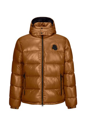 Giacca imbottita marrone con finitura lucida, colletto alto e cappuccio regolabile. Presenta tasche con zip e un logo sul petto.