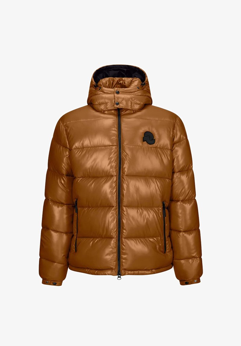 Giacca imbottita marrone con finitura lucida, colletto alto e cappuccio regolabile. Presenta tasche con zip e un logo sul petto.