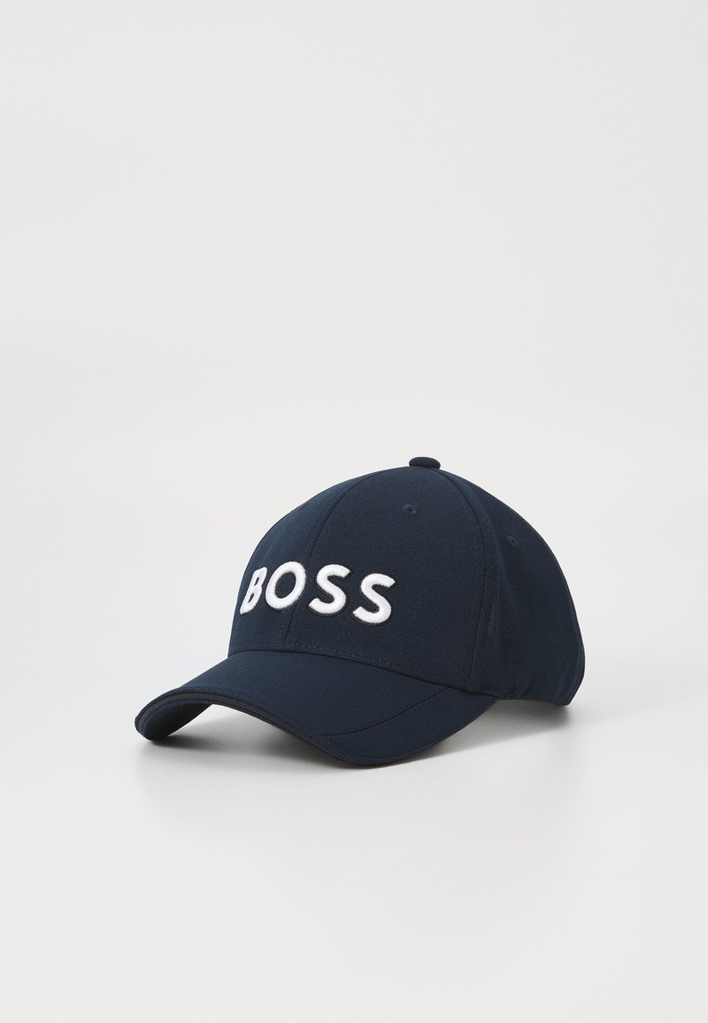 Sötétkék baseballsapka, amelyből anyag készült, fehér hímzett "BOSS" logóval az elején, ívelt napellenzővel és hat paneles dizájnnal.
