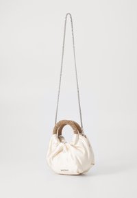 Satin-weiße Handtasche mit einem verdrehten beigen Griff, silberner Kettenschulterriemen und gerafftem Design. Mit dezentem metallischen Branding an der Unterseite.