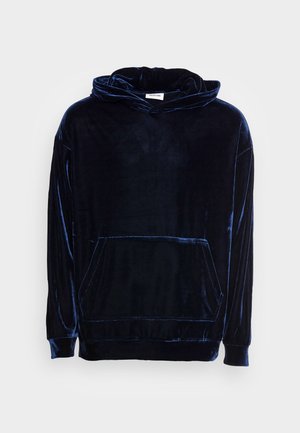 Donkerblauwe fluwelen hoodie met lange mouwen en een kangoeroezak aan de voorkant, afgebeeld tegen een witte achtergrond.