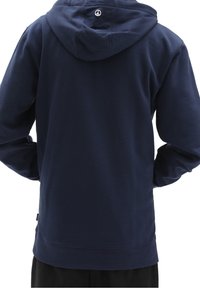 Sudadera azul marino con capucha ajustable, textura suave y logo destacado en la parte posterior. Presenta mangas largas y un dobladillo recto.