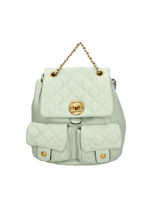 Zaino trapuntato verde menta con accessori in tono oro, pattina superiore, tracolla a catena e due tasche frontali con chiusura a scatto.