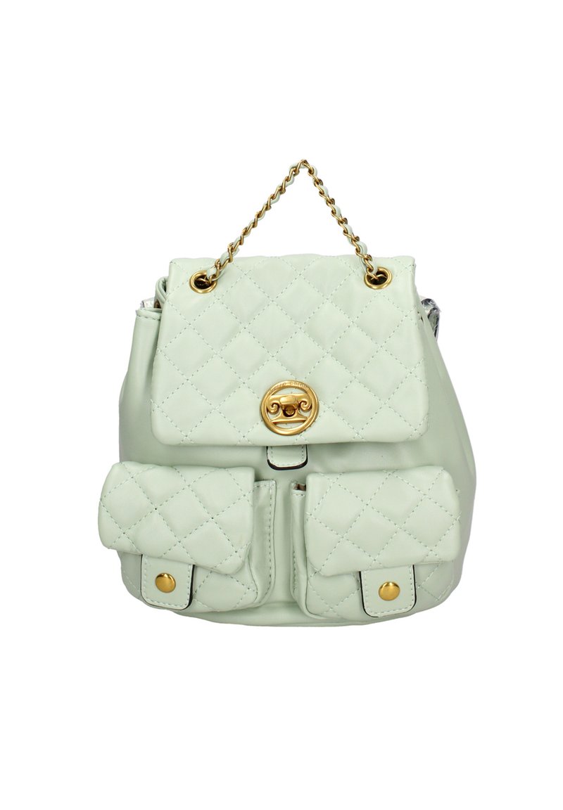 Zaino trapuntato verde menta con accessori in tono oro, pattina superiore, tracolla a catena e due tasche frontali con chiusura a scatto.
