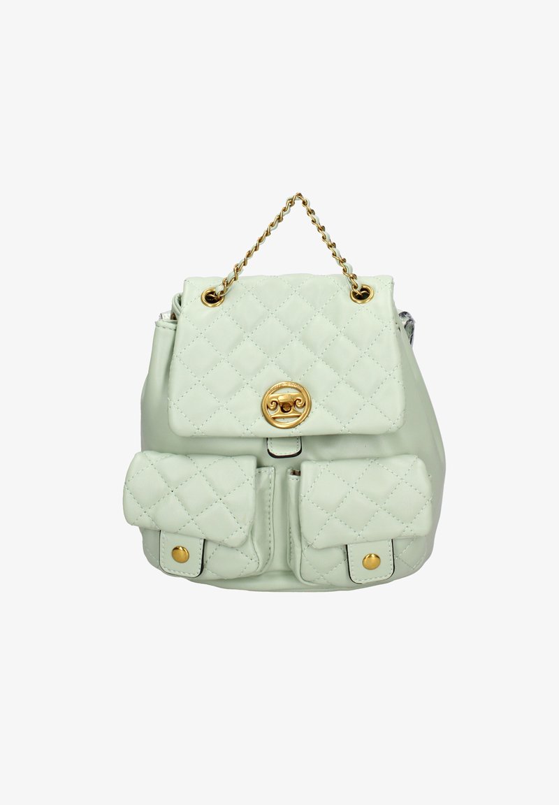 Zaino trapuntato verde menta con accessori in tono oro, pattina superiore, tracolla a catena e due tasche frontali con chiusura a scatto.
