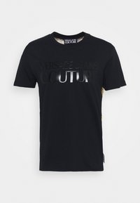 Schwarzes Kurzarm-T-Shirt mit Rundhalsausschnitt und erhabenem, glänzendem "Versace Jeans Couture"-Logo auf der Brust sowie einem kleinen Markenschild an der Seite.