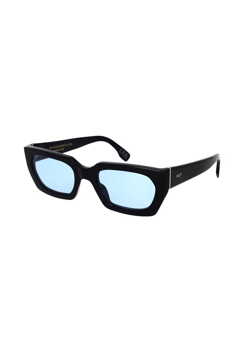 Occhiali da sole neri rettangolari con lenti azzurro chiaro, forma geometrica audace, finitura lucida e branding sottile sulle aste.