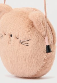Borsa a tracolla rotonda e morbida di colore rosa, pelosa e a forma di volto di gatto con occhi chiusi ricamati, naso, baffi e piccole orecchie.
