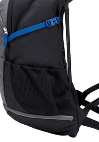 Sac à dos noir et gris avec une finition texturée, doté d'une sangle bleue et d'une poche latérale en maille pour la ventilation. Bretelles réglables.