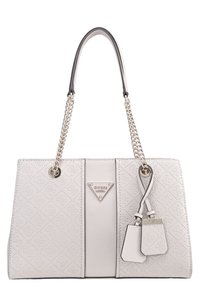 Sac à main synthétique blanc avec un motif matelassé, accessoires en métal argenté, poignées en chaîne et une étiquette réglable. Présente un logo triangulaire à l'avant.