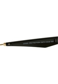 Mustad mustaga läikiva pinnaga päikeseprille, millel on kuldsed aktsendid ja graveeritud tekst, mis näitab UV400 kaitset, kategooria 3 objektiiv.