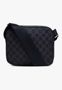 Juodas šalinis krepšys su raštuotu išorės paviršiumi, subtiliu logotipo dizainu, tekstūruota medžiaga ir reguliuojama dirželiu.