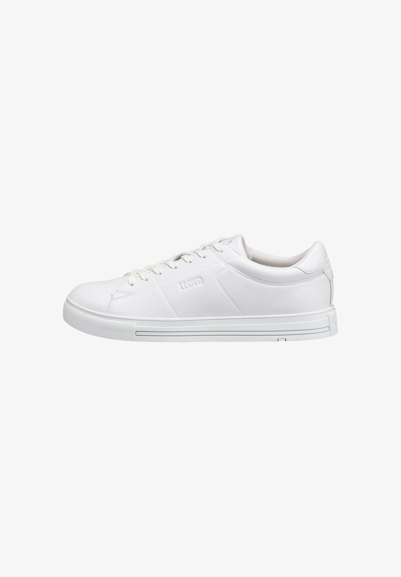 Sneaker en cuir blanc avec bout rond, lacets plats et semelle en caoutchouc. Présente une texture lisse et un logo en relief sur le côté. Design minimaliste.