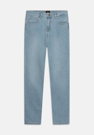 Jeans in denim azzurro chiaro con una linea a gamba dritta, stile a cinque tasche e dettagli di cuciture sottili. Presenta una chiusura frontale con bottone e cerniera.