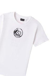 Camiseta blanca de algodón con un diseño gráfico circular negro que presenta motivos de olas y palmeras en el centro. Mangas cortas y cuello redondo.