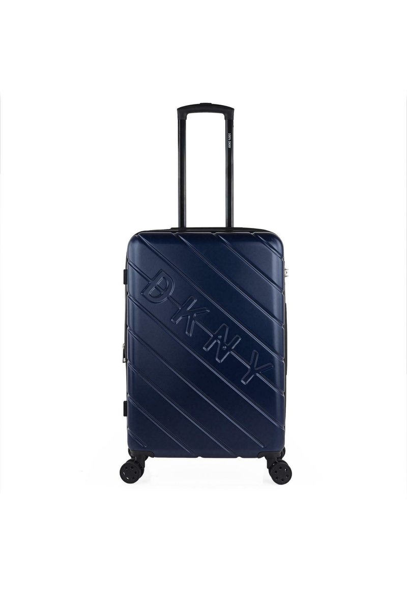 Maleta rígida de color navy con rayas diagonales y el logotipo en relieve "DKNY". Cuenta con un asa retráctil y cuatro ruedas para una fácil movilidad.
