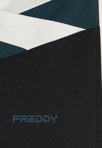 Tessuto atletico nero con una superficie liscia; presenta un design di chevron turchesi e bianchi; logo "FREDDY" in turchese nella parte inferiore.