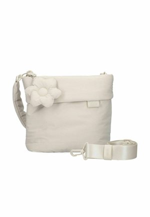 Kleine beige Schultertasche mit abnehmbarem Riemen und gepolsterter Blumendekoration auf dem Überschlagverschluss.
