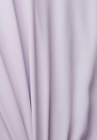 Tissu violet clair avec des plis verticaux lisses et une texture douce, drapé uniformément et étroitement rassemblé sur le côté gauche.