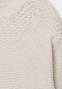 Gehaakte crèmekleurige sweater met een geribbelde ronde hals en een gestructureerde stof, die een losse, comfortabele pasvorm met een reguliere snit toont.